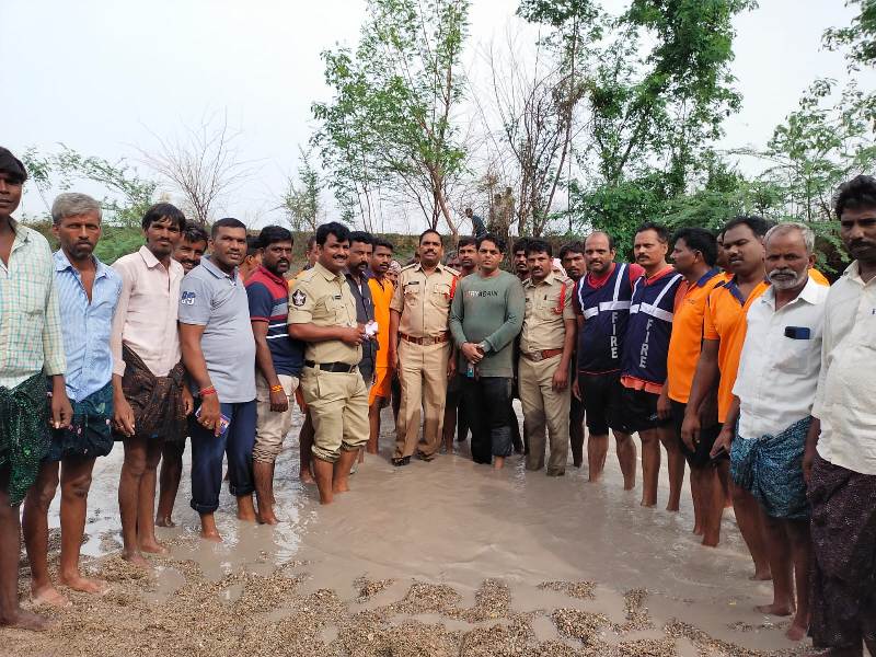 Car gets washed away while crossing stream, driver rescued by SDRF in southern India