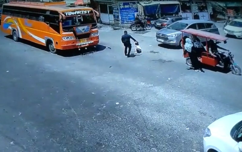 Alert traffic police officer saves child who fell from electric auto in northern India
