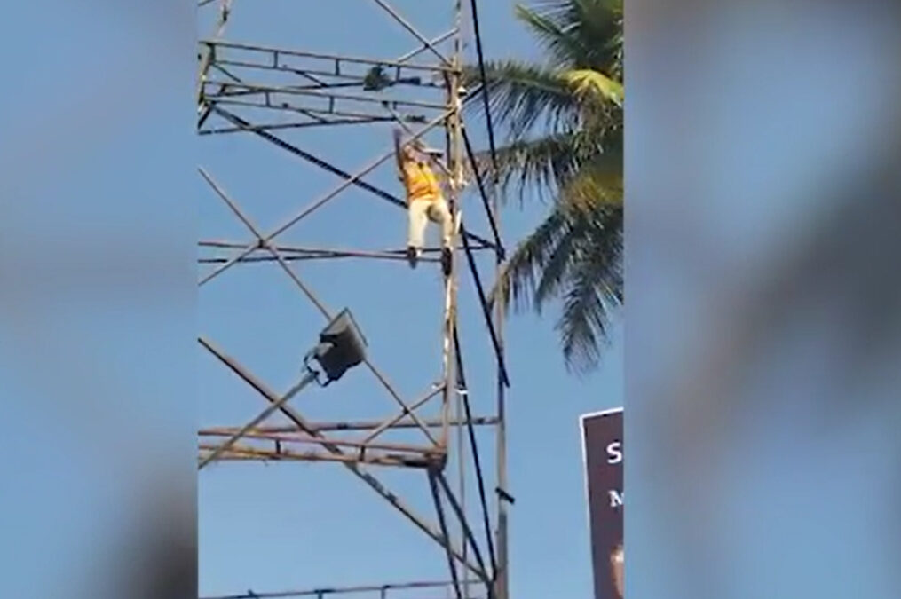 Police displays act of bravery and selflessness, rescues crow stuck on hoarding in southern India