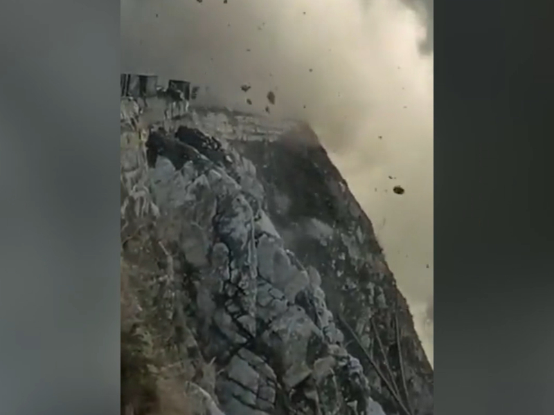Stones rain down as debris from hill on National Highway in northern India