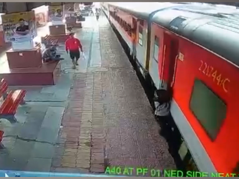RPF cop saves life of passenger who slipped while boarding moving train in western India