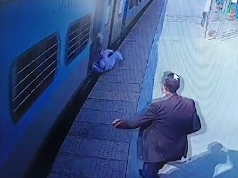 Alert cop saves passenger’s life who slipped and suffered injuries while trying to board moving train in northern India