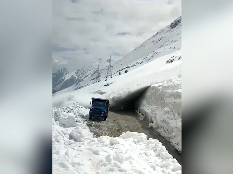 Avalanche takes place in northern India, nearly buries a vehicle in snow