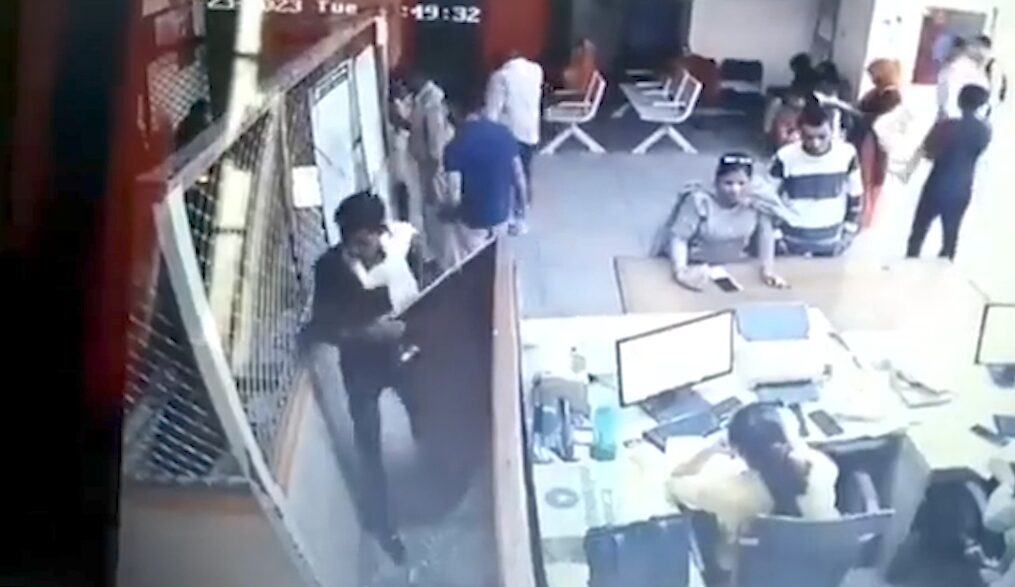 Cunning robber breaches security, looting cash worth $ 2,421 from bank in northern India