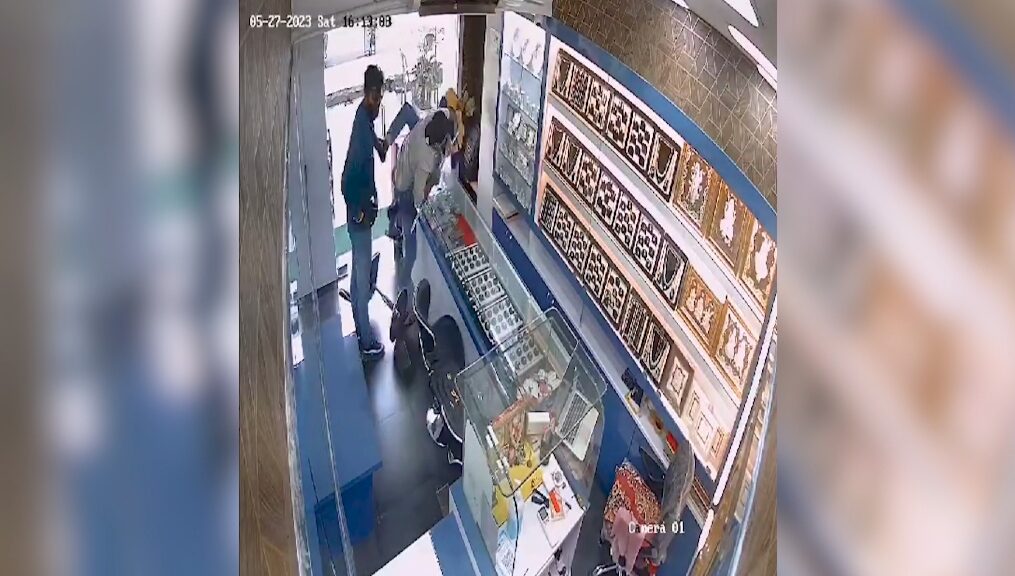Jeweller fights off two robbers pretending to be customers in western India