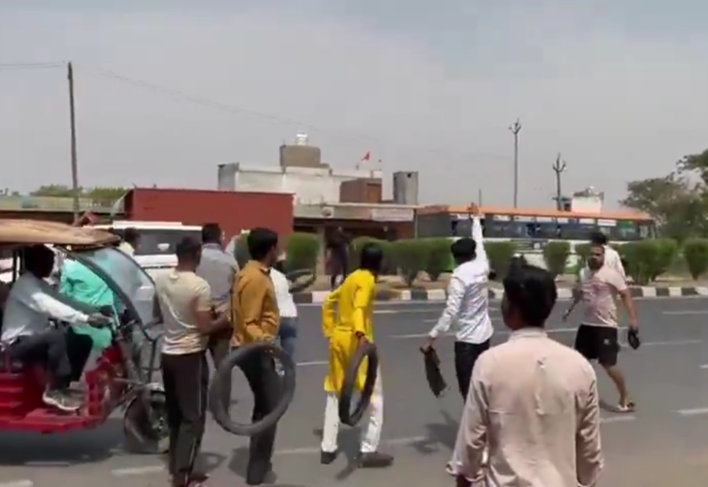 Mob attacks government convoy with tyres, probe begins