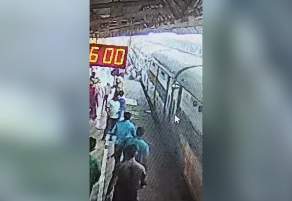 Swift action of official prevents tragedy as passenger slips while boarding train
